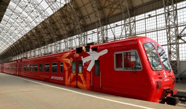 Kiyevskaya tren istasyonu (Kiyevsky demiryolu terminali, Kievskiy vokzal)--Aeroexpress kırmızı trende Moskova, Rusya'nın dokuz ana tren istasyonları biridir