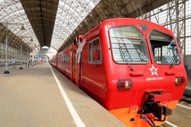 Kiyevskaya tren istasyonu (Kiyevsky demiryolu terminali, Kievskiy vokzal)--Aeroexpress kırmızı trende Moskova, Rusya'nın dokuz ana tren istasyonları biridir