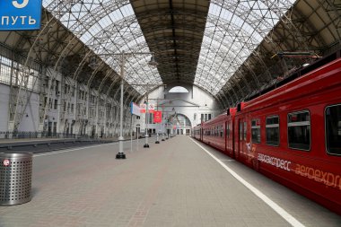 Kiyevskaya tren istasyonu (Kiyevsky demiryolu terminali, Kievskiy vokzal)--Aeroexpress kırmızı trende Moskova, Rusya'nın dokuz ana tren istasyonları biridir