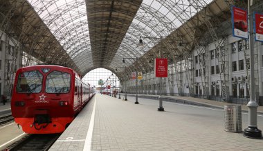 Kiyevskaya tren istasyonu (Kiyevsky demiryolu terminali, Kievskiy vokzal)--Aeroexpress kırmızı trende Moskova, Rusya'nın dokuz ana tren istasyonları biridir