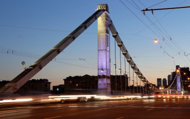 Krymsky köprü veya Kırım Köprüsü (gece), Moskova, Rusya bir çelik asma köprü var. Köprü Moskova Nehri 1.800 metre güneybatı Kremlin üzerinden yayılan