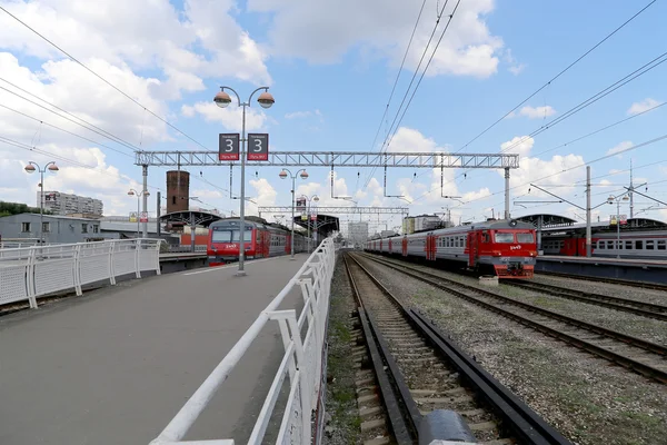 Treno sulla piattaforma passeggeri di Mosca (Savelovsky stazione ferroviaria) è una delle nove stazioni ferroviarie principali a Mosca, Russia — Foto Stock