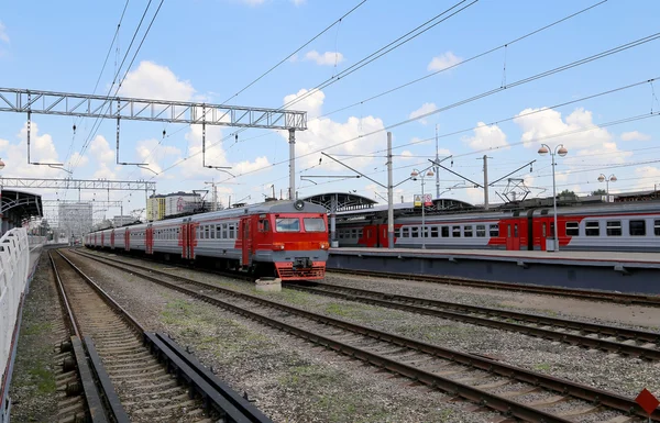 Treno sulla piattaforma passeggeri di Mosca (Savelovsky stazione ferroviaria) è una delle nove stazioni ferroviarie principali a Mosca, Russia — Foto Stock