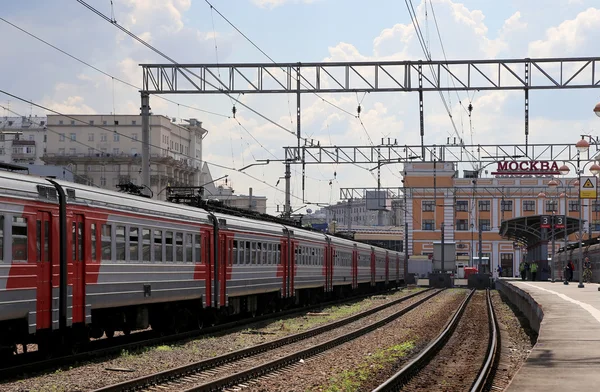 Train sur le quai des passagers de Moscou (gare Savelovsky) est l'une des neuf principales gares de Moscou, en Russie — Photo