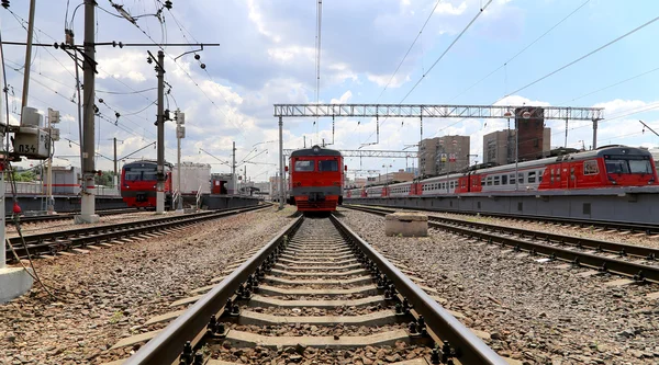 Treno sulla piattaforma passeggeri di Mosca (Savelovsky stazione ferroviaria) è una delle nove stazioni ferroviarie principali a Mosca, Russia — Foto Stock