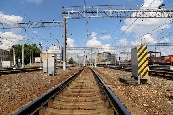 Treno sulla piattaforma passeggeri di Mosca (Savelovsky stazione ferroviaria) è una delle nove stazioni ferroviarie principali a Mosca, Russia — Foto Stock