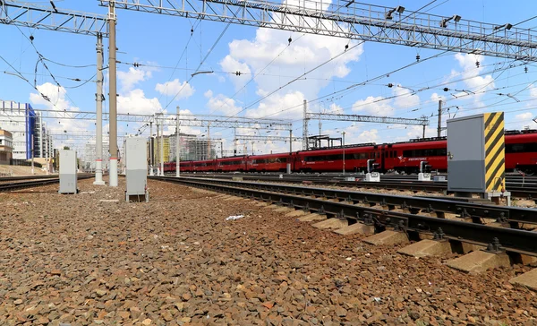 Treno sulla piattaforma passeggeri di Mosca (Savelovsky stazione ferroviaria) è una delle nove stazioni ferroviarie principali a Mosca, Russia — Foto Stock