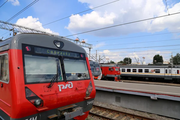 Zug auf Moskauer Personenbahnsteig (Sawelowski-Bahnhof) ist einer der neun wichtigsten Bahnhöfe in Moskau, Russland — Stockfoto