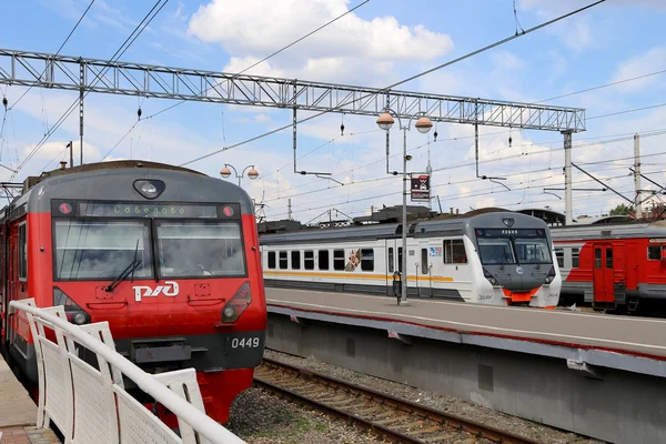 Zug auf Moskauer Personenbahnsteig (Sawelowski-Bahnhof) ist einer der neun wichtigsten Bahnhöfe in Moskau, Russland — Stockfoto