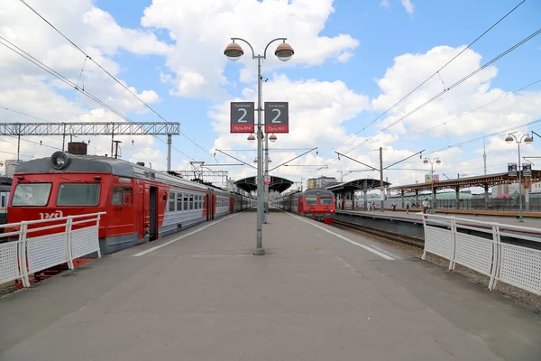 Treno sulla piattaforma passeggeri di Mosca (Savelovsky stazione ferroviaria) è una delle nove stazioni ferroviarie principali a Mosca, Russia — Foto Stock