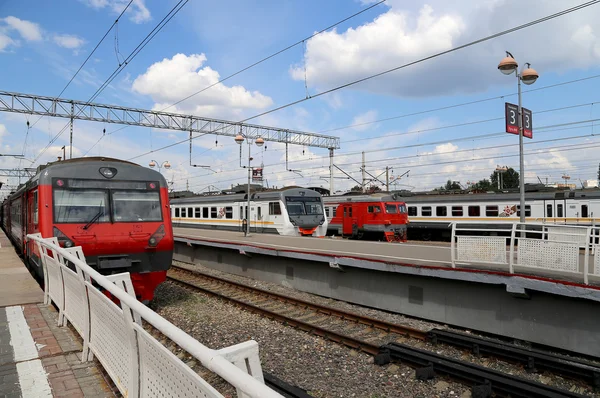 Treno sulla piattaforma passeggeri di Mosca (Savelovsky stazione ferroviaria) è una delle nove stazioni ferroviarie principali a Mosca, Russia — Foto Stock