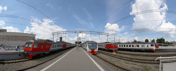 Zug auf Moskauer Personenbahnsteig (Sawelowski-Bahnhof) ist einer der neun wichtigsten Bahnhöfe in Moskau, Russland — Stockfoto