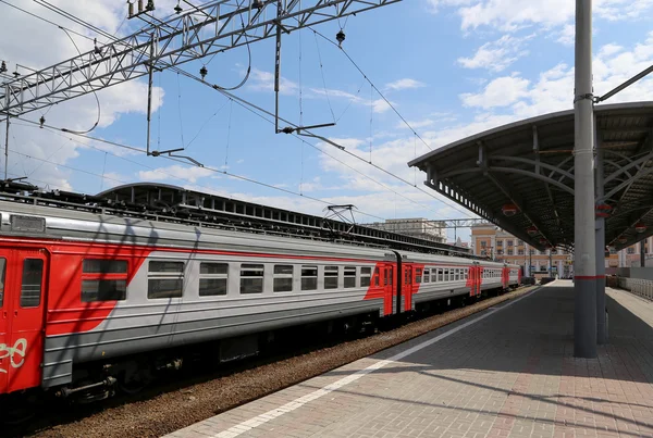 Trein op Moskou passagier platform (Savelovsky railway station) is een van de negen belangrijkste treinstations in Moskou, Rusland — Stockfoto