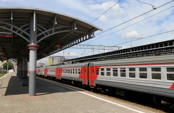 Treno sulla piattaforma passeggeri di Mosca (Savelovsky stazione ferroviaria) è una delle nove stazioni ferroviarie principali a Mosca, Russia — Foto Stock