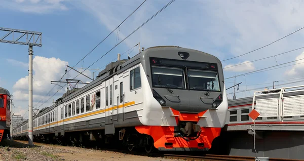 Zug auf Moskauer Personenbahnsteig (Sawelowski-Bahnhof) ist einer der neun wichtigsten Bahnhöfe in Moskau, Russland — Stockfoto