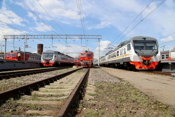 Tren Moskova yolcu platformda (Savelovsky tren istasyonu) Rusya'nın Moskova kentinde dokuz ana tren istasyonları biridir
