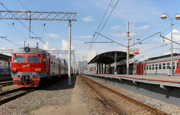 Comboio na plataforma de passageiros de Moscou (estação ferroviária de Savelovsky) é uma das nove principais estações ferroviárias em Moscou, Rússia — Fotografia de Stock