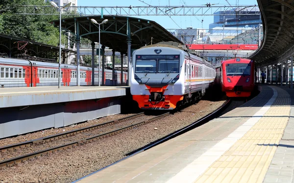 Train sur le quai des passagers de Moscou (gare de Belorussky) est l'une des neuf principales gares de Moscou, en Russie — Photo