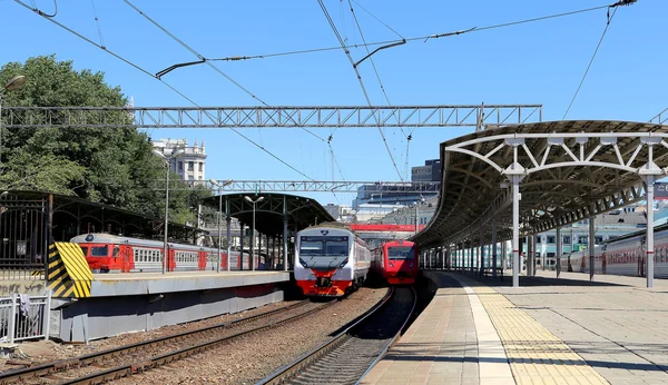Treno sulla piattaforma passeggeri di Mosca (stazione ferroviaria Belorussky) è una delle nove principali stazioni ferroviarie di Mosca, Russia — Foto Stock