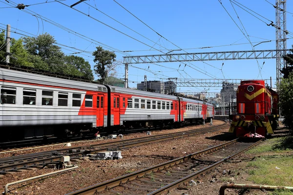 Der Zug auf dem Moskauer Personenbahnsteig (Belorusskij-Bahnhof) ist einer der neun Hauptbahnhöfe in Moskau, Russland — Stockfoto