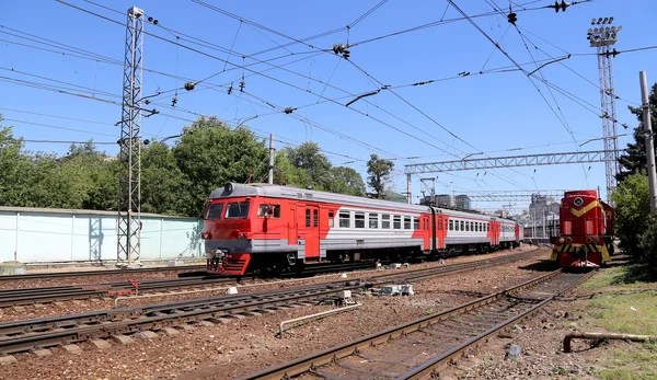 Treno sulla piattaforma passeggeri di Mosca (stazione ferroviaria Belorussky) è una delle nove principali stazioni ferroviarie di Mosca, Russia — Foto Stock