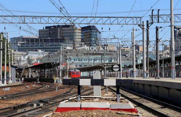 Treno sulla piattaforma passeggeri di Mosca (stazione ferroviaria Belorussky) è una delle nove principali stazioni ferroviarie di Mosca, Russia — Foto Stock