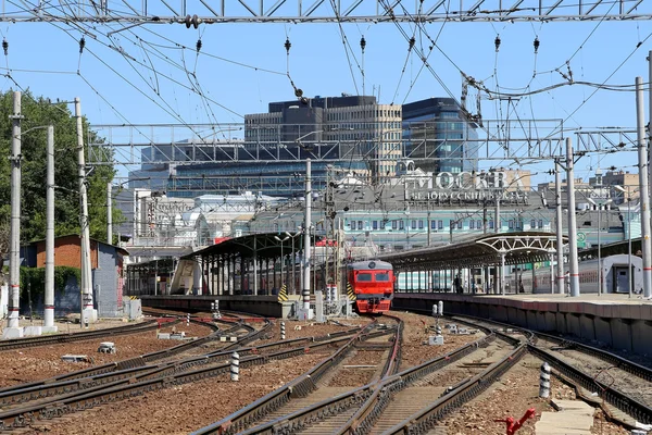 Treno sulla piattaforma passeggeri di Mosca (stazione ferroviaria Belorussky) è una delle nove principali stazioni ferroviarie di Mosca, Russia — Foto Stock