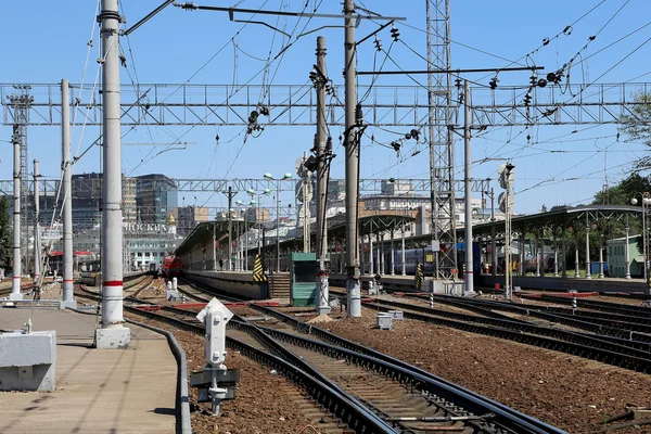 Train sur le quai des passagers de Moscou (gare de Belorussky) est l'une des neuf principales gares de Moscou, en Russie — Photo