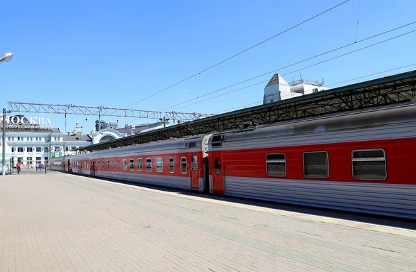 Treno sulla piattaforma passeggeri di Mosca (stazione ferroviaria Belorussky) è una delle nove principali stazioni ferroviarie di Mosca, Russia — Foto Stock