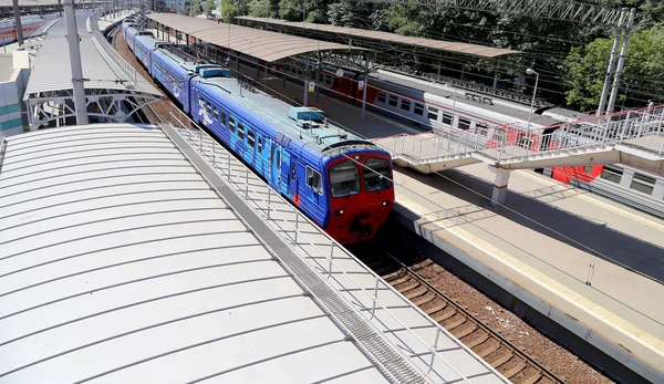 Tåg på Moskva passagerare plattform (Belorussky järnvägsstation) är en av de nio stora järnvägsstationerna i Moskva, Ryssland — Stockfoto