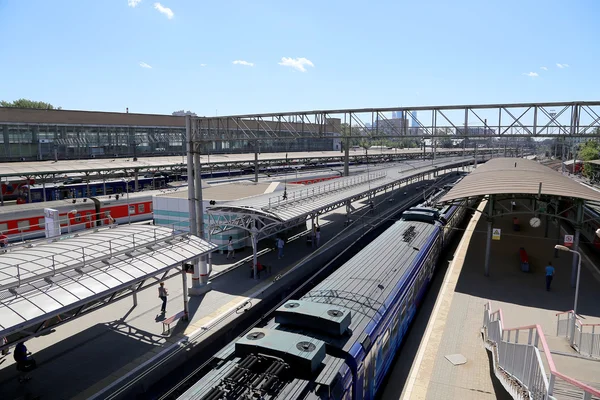 Comboio na plataforma de passageiros de Moscou (Estação Ferroviária de Belorussky) é uma das nove principais estações ferroviárias em Moscou, Rússia — Fotografia de Stock