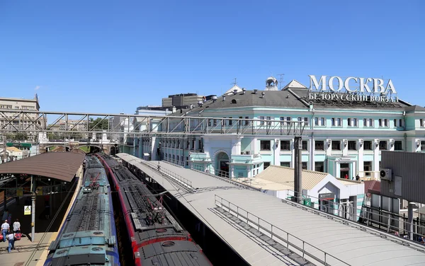 Treno sulla piattaforma passeggeri di Mosca (stazione ferroviaria Belorussky) è una delle nove principali stazioni ferroviarie di Mosca, Russia — Foto Stock