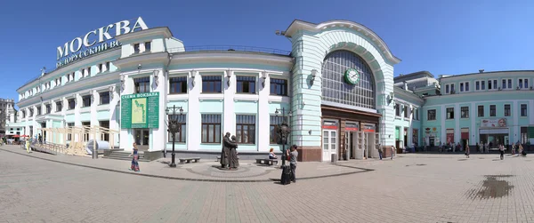 Белорусский вокзал - один из девяти главных железнодорожных вокзалов Москвы. Он был открыт в 1870 году и перестроен в его нынешнем виде в 1907-1912 годах. — стоковое фото