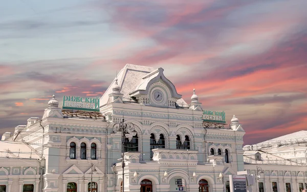 Rizhsky järnvägsstation (Rizhsky vokzal, Riga station) är en av de nio stora järnvägsstationerna i Moskva. Det byggdes 1901 — Stockfoto