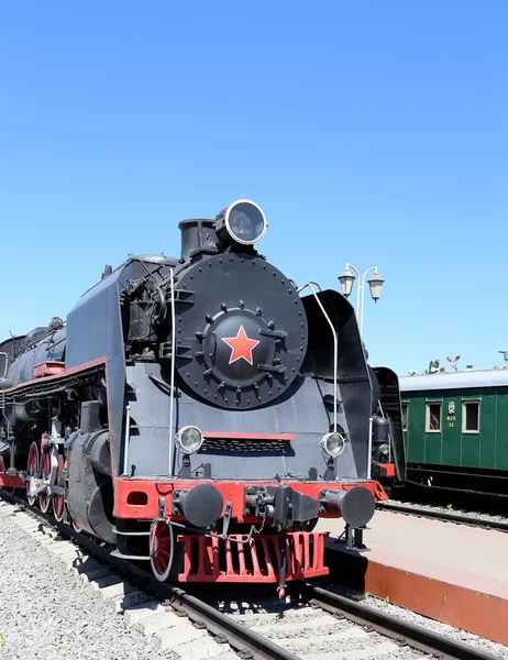 Locomotiva a vapor antiga, museu de Moscou de estrada de ferro na Rússia, estação ferroviária de Rizhsky (Rizhsky vokzal, estação de Riga ) — Fotografia de Stock