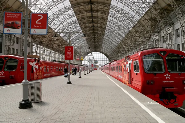 Aeroexpress tren rojo en la estación de tren de Kiyevskaya (terminal de ferrocarril de Kiyevsky, Kievskiy vokzal) es una de las nueve principales estaciones de tren de Moscú, Rusia — Foto de Stock