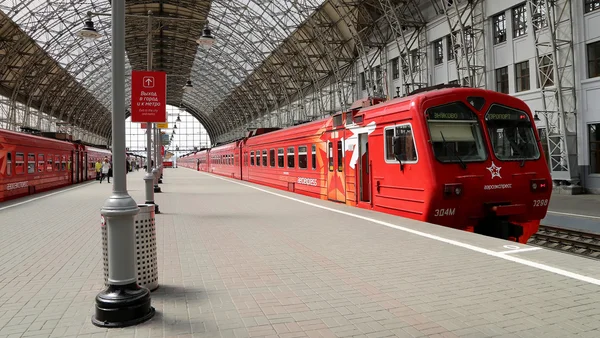 Aeroexpress červený vlak na Kiyevskaya nádraží (Kyjevské železniční terminál, Kievskiy vokzal) – je jedním z devíti hlavní železniční stanice, Moskva, Rusko — Stock fotografie