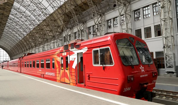 Aeroexpress treno rosso sulla stazione ferroviaria di Kiyevskaya (Kiyevsky terminal ferroviario, Kievskiy vokzal) -- è una delle nove principali stazioni ferroviarie di Mosca, Russia — Foto Stock