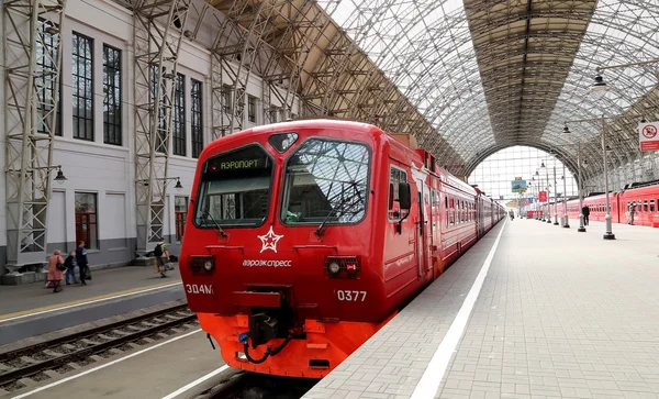 สถานีรถไฟสีแดงเอโรเอ็กซ์เพรส บนสถานีรถไฟเคฟสกายา (สถานีรถไฟเคฟสกี้ เคียฟสกี้ ซาลาซาล) เป็นสถานีรถไฟหลักเก้าแห่งของกรุงมอสโคว์ รัสเซีย — ภาพถ่ายสต็อก