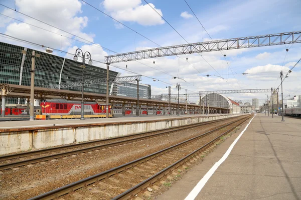 Treno sulla stazione ferroviaria di Kiyevskaya (Kiyevsky terminal ferroviario, Kievskiy vokzal) -- è una delle nove principali stazioni ferroviarie di Mosca, Russia — Foto Stock