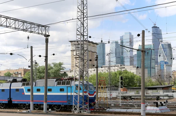 Tren en la estación de tren de Kiyevskaya (terminal de ferrocarril de Kiyevsky, Kievskiy vokzal) es una de las nueve principales estaciones de tren de Moscú, Rusia —  Fotos de Stock