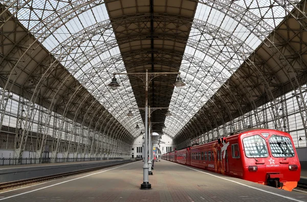 Aeroexpress treno rosso sulla stazione ferroviaria di Kiyevskaya (Kiyevsky terminal ferroviario, Kievskiy vokzal) -- è una delle nove principali stazioni ferroviarie di Mosca, Russia — Foto Stock