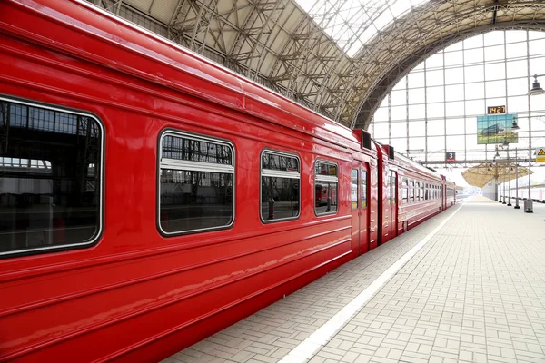 Aeroexpress trem vermelho na estação ferroviária Kiyevskaya (Kiyevsky terminal ferroviário, Kievskiy vokzal) é uma das nove principais estações ferroviárias de Moscou, Rússia — Fotografia de Stock