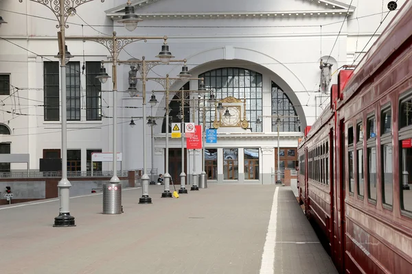 Aeroexpress red train on kiyevskaya railway station (kiyevsky railway terminal, kievskiy vokzal) -- ist einer der neun wichtigsten Bahnhöfe von Moskau, Russland — Stockfoto