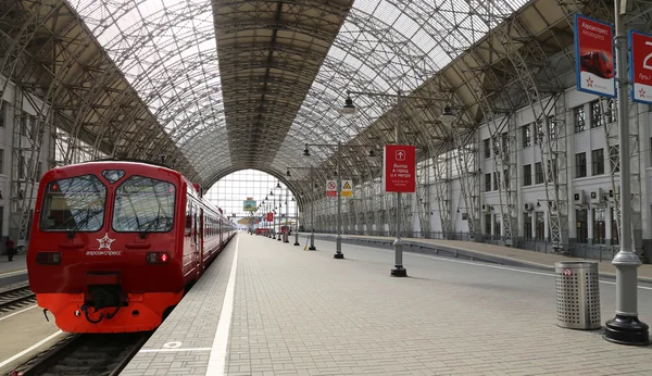 Kiyevskaya tren istasyonu (Kiyevsky demiryolu terminali, Kievskiy vokzal)--Aeroexpress kırmızı trende Moskova, Rusya'nın dokuz ana tren istasyonları biridir
