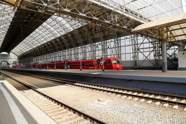 Train rouge Aeroexpress sur la gare de Kievskaya (terminal ferroviaire Kievsky, Kievskiy vokzal) est l'une des neuf principales gares de Moscou, Russie — Photo