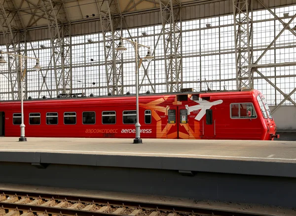 Aeroexpress trem vermelho na estação ferroviária Kiyevskaya (Kiyevsky terminal ferroviário, Kievskiy vokzal) é uma das nove principais estações ferroviárias de Moscou, Rússia — Fotografia de Stock