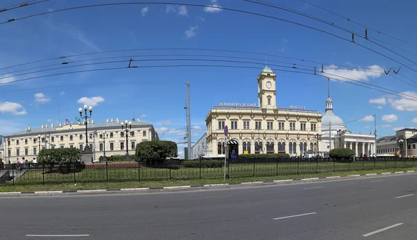 Панорама Комсомольской площади (Трёхвокзальная площадь или просто Три станции) благодаря расположенным там трем декоративным железнодорожным вокзалам: Ленинградскому, Ярославскому и Казанскому. Москва, Россия — стоковое фото