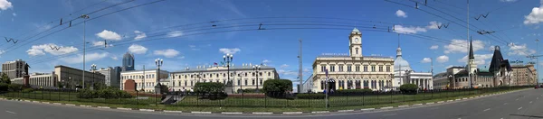 Panorama van het Komsomolskaya plein (drie Stationsplein of gewoon drie Stations) dankzij drie sierlijke spoorweg terminal ligt er: Leningradsky, Jaroslavski en Kazansky. Moskou, Rusland — Stockfoto