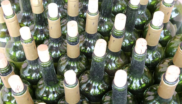 Mucho apiladas botellas de vino con corchos — Foto de Stock